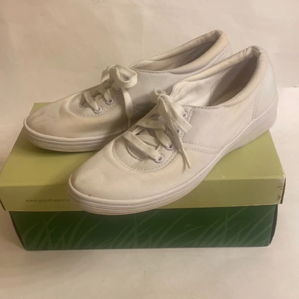 GRASSHOPPERS by KEDS White Cotton Twill Lace Up Sneakers Size 8 EUC lcsr
